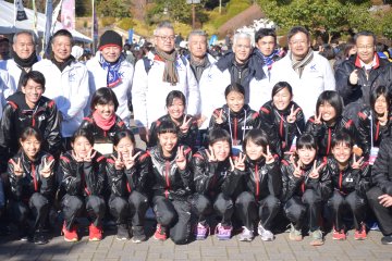 「富士山女子駅伝」で過去最高の５位入賞を果たした選手たち。