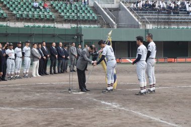 「関西六大学野球秋季リーグ戦」で完全優勝を果たし、大城学長から優勝旗が手渡される本学軟式野球部。