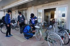 活動２日目は、自転車に乗って被災者のニーズの聞き取りへ。