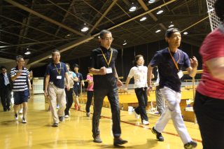 濱野教授の指導の下、インターバル速歩に取り組む「インターバル速歩マスター養成講座」の参加者。