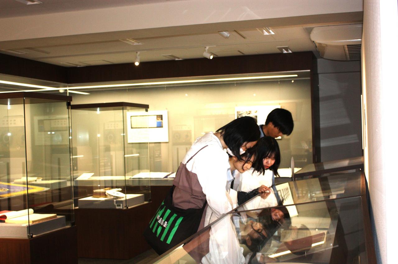 大学史展示室 第４回企画展「創設期とコンピュータ　TOSBAC-3400を中心に」を開催しました