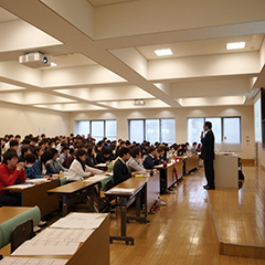 安田先生の話を聞く新入生