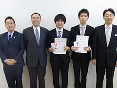 中井経営学部長、ゼミ担当の橋本教授および中田准教授とともに撮影