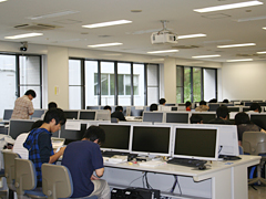予選問題に取り組む学生たちの様子