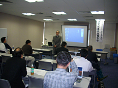 通信1期生 学位修得に向け、研究成果中間報告会で奮闘!