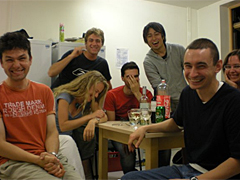 写真左から5人目が中尾くん。ハウスパーティにて。