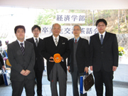 経済学部卒業生交流茶話会開催