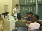 熱心に質問してます。 熱心に質問してます。