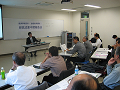 経済学研究科(通信教育課程)院生、学位修得に向け中間報告会で奮闘! 経済学研究科(通信教育課程)院生、学位修得に向け中間報告会で奮闘!