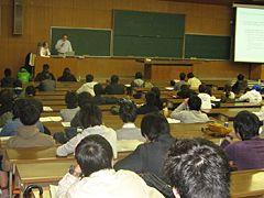 ユヴァスキュラ大学 カリー・ヘイモネン教授、経済学部生に向けて熱弁を振るう ユヴァスキュラ大学 カリー・ヘイモネン教授、経済学部生に向けて熱弁を振るう