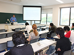 ユヴァスキュラ大学 カリー・ヘイモネン教授、経済学部生に向けて熱弁を振るう ユヴァスキュラ大学 カリー・ヘイモネン教授、経済学部生に向けて熱弁を振るう