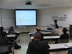 経済学研究科(通信教育課程)「特論演習W」履修者(2年次生)による研究成果中間報告会