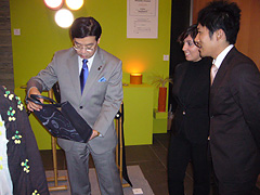 対談で通訳を務める西本くん(写真右)