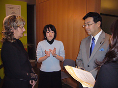 対談で通訳を務める村上さん(写真中央)