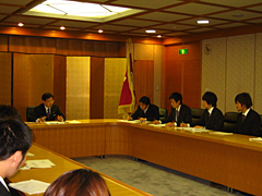 知事から各条例案についてアドバイスをうける。