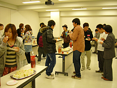 大会後に催された茶話会では、活発な意見交換が行われました