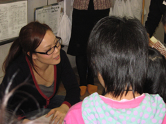 英米語学科の学生が京都市立上高野小学校で英語指導のボランティア活動を行っています