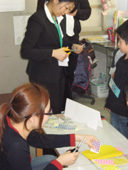 英米語学科の学生が京都市立上高野小学校で英語指導のボランティア活動を行っています