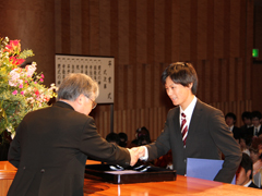 ドイツ語学科の恒松雄一郎君(平成23年度卒業)が卒業式で学位記受領総代を務めました