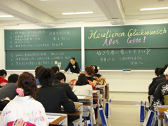 ドイツ語学科の恒松雄一郎君(平成23年度卒業)が卒業式で学位記受領総代を務めました