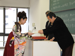 ドイツ語学科の恒松雄一郎君(平成23年度卒業)が卒業式で学位記受領総代を務めました