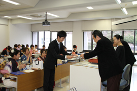 ドイツ語学科の恒松雄一郎君(平成23年度卒業)が卒業式で学位記受領総代を務めました