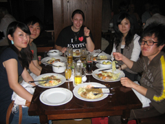 留学生仲間とライプチヒのレストランで