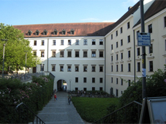 大学の建物の一部