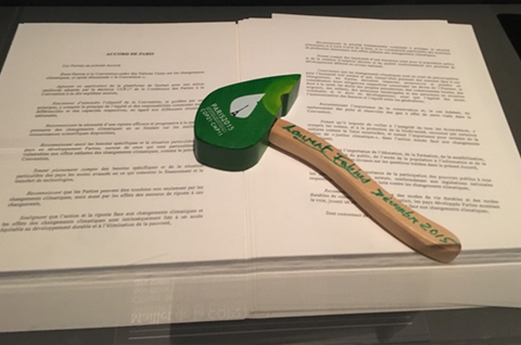 パリ協定とCOP21ファビウス議長が採択時に下ろした木槌(筆者撮影)