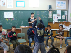 地域の小学校で異文化理解活動(京都府名誉友好大使の活動) 地域の小学校で異文化理解活動(京都府名誉友好大使の活動)