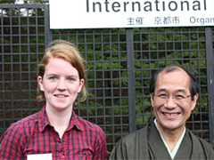アイスランドからの留学生ヨヌスドッティル・ヒルドゥルさんとの記念写真で笑顔の門川京都市長