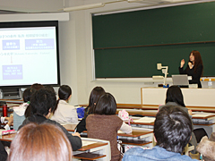 留学に必要な条件について説明する上條氏 留学に必要な条件について説明する上條氏