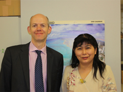 リーズ大学語学センター担当者と鈴木先生 リーズ大学語学センター担当者と鈴木先生