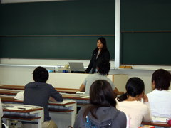 留学説明を行う合田氏 留学説明を行う合田氏