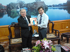 藤岡学長(左)とPham Quang Minh 副学長(右) 藤岡学長(左)とPham Quang Minh 副学長(右)