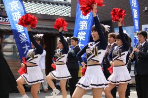 声援を送るチアリーダー部。