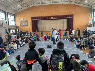 科学体験イベントに子供たちは興味津々。
