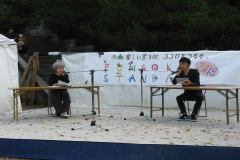 「福祉まつり」で、振り込め詐欺被害防止を啓発する寸劇を披露。