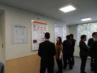 大学院生命科学研究科と総合生命科学部の学生が、研究成果をポスター発表。