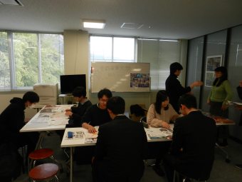 来場した高校生の質問に答えながら、大学について説明する学生。