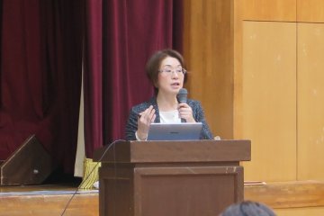 中学生を対象に食と健康をテーマに講演を行う、吉岡教授。