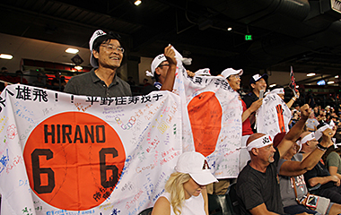 応援メッセージ入りの国旗を持って、アリゾナで平野選手を応援。
