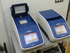 サーマルサイクラー。PCR法によりDNA断片を増幅させる機器。