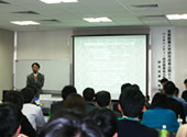 本学サテライト会場で報告を行う工学部山岸教授。 本学サテライト会場で報告を行う工学部山岸教授。
