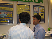 来場者に研究内容を説明する宮森准教授