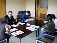 2度目の義援金を手渡す 2度目の義援金を手渡す