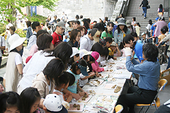 地球と握手