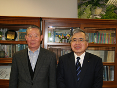 受賞決定後、学長を訪問する庄垣内(しょうがいと)客員教授 受賞決定後、学長を訪問する庄垣内(しょうがいと)客員教授