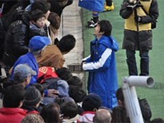 ファンからのサインに応える田中さん
