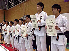 空手成年男子組手軽量級で、本学空手道部の荒賀 慎太郎さんが優勝